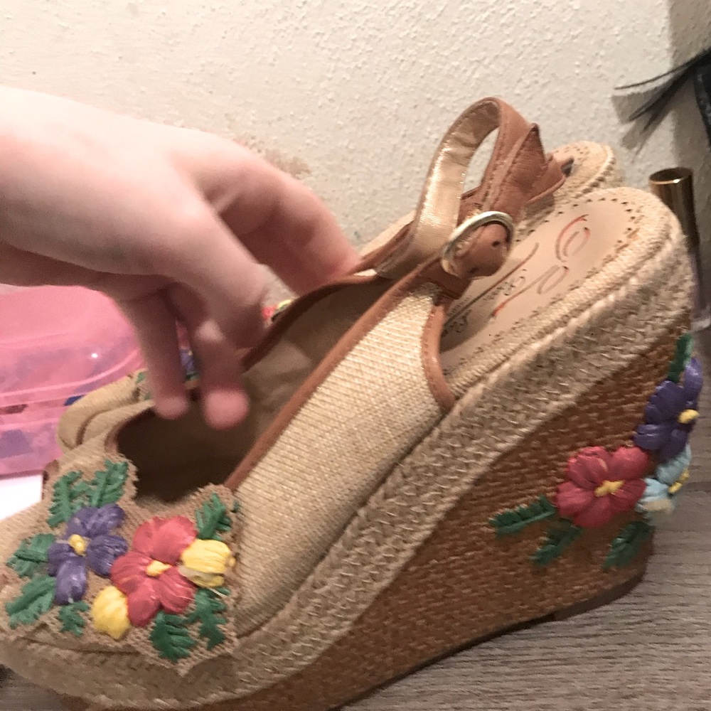 CUTE HEELS - Picture 3 of 3